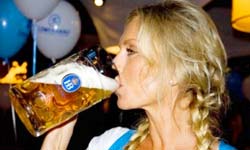 cute blonde girl drinking beer oktoberfest hofbrauhaus